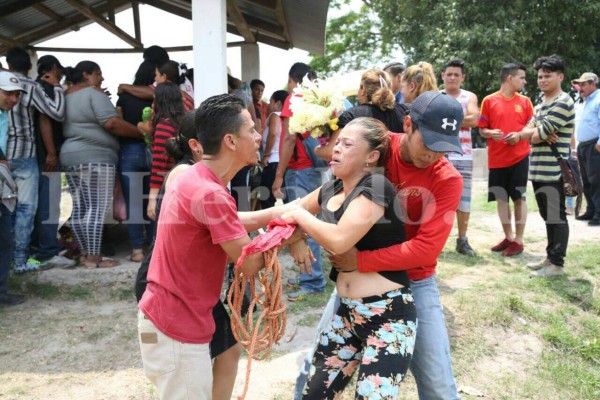 Las tristes escenas que dejó el entierro de las víctimas de masacre en la Villanueva