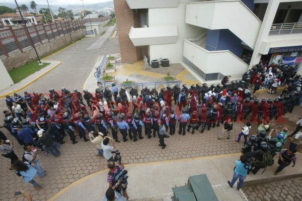 Las 12 fotos que dejó el polémico desalojo de la UNAH