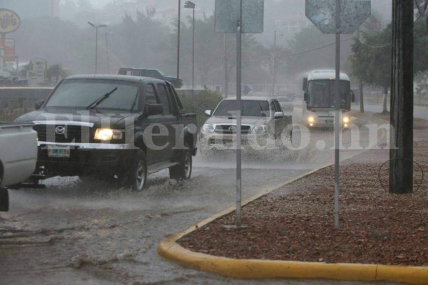 Fotos: Fuertes lluvias azotaron calles y avenidas de la capital de Honduras