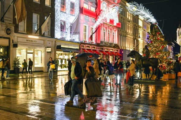 Coloridas luces tratan de darle algo de brillo a una Navidad que será muy distinta