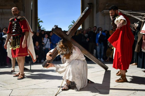 Trajes inusuales, máscaras y azotes reales: Los vía crucis más peculiares del mundo