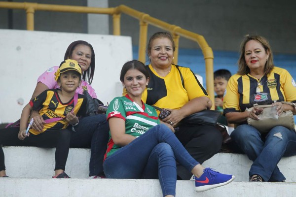 Las aficionadas más guapas en el clásico Real España - Marathón