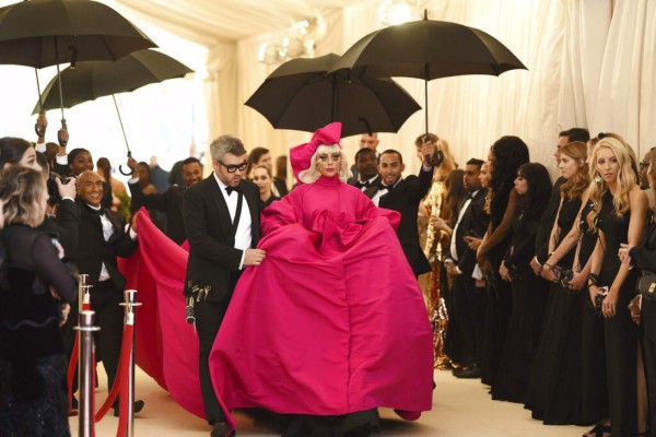 (FOTOS) Lady Gaga impacta en la MET Gala 2019: aparece en vestido y termina en lencería