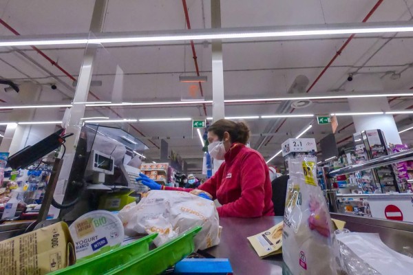 Entre la pobreza, la solidaridad florece en Italia frente al Covid-19