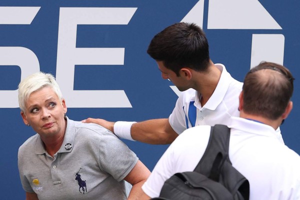 El momento en que Djokovic fue descalificado tras pelotazo contra jueza (FOTOS)