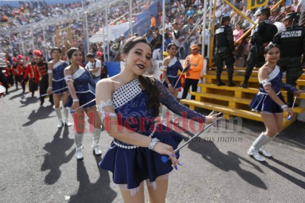 FOTOS: Hermosas palillonas que deslumbraron a primera hora en los desfiles patrios