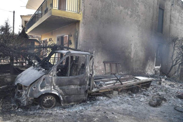 Así avanzan los incendios descomunales que devoran pueblos en Grecia