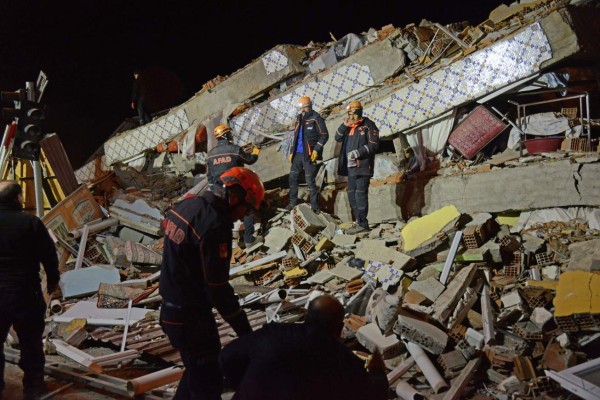 Muerte, destrozos y pánico deja potente sismo en Turquía ; las tristes imágenes