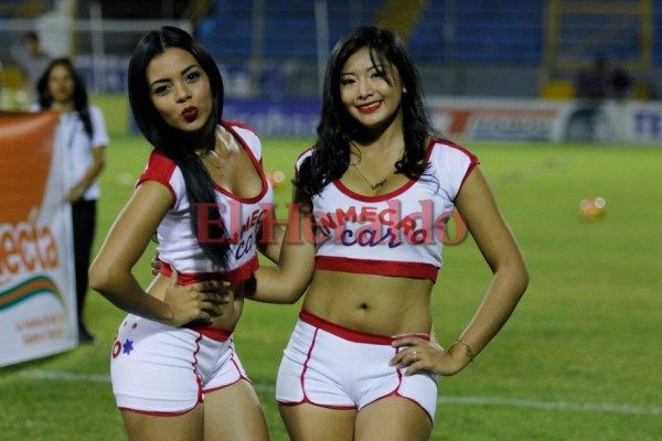 Belleza catracha adorna estadio Morazán durante duelo Real España vs Platense