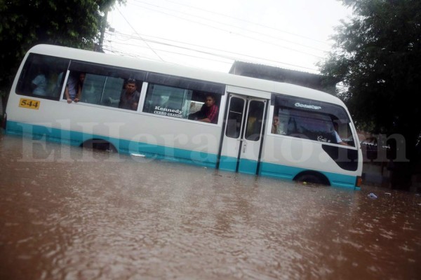 Dramático rescate de pasajeros de bus en la Kennedy tras inundación por lluvias