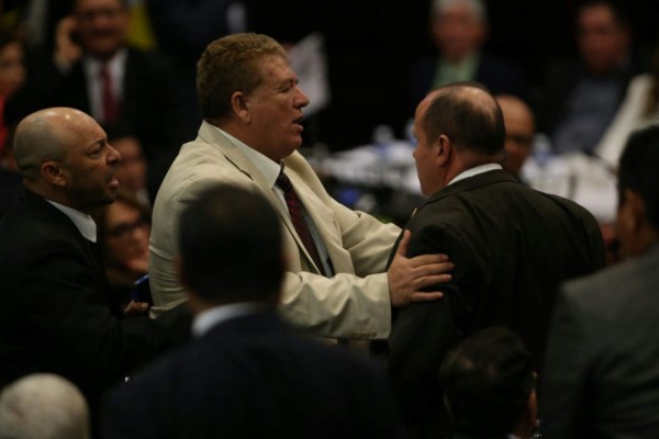 Zafarrancho en el Congreso Nacional durante conteo de votos