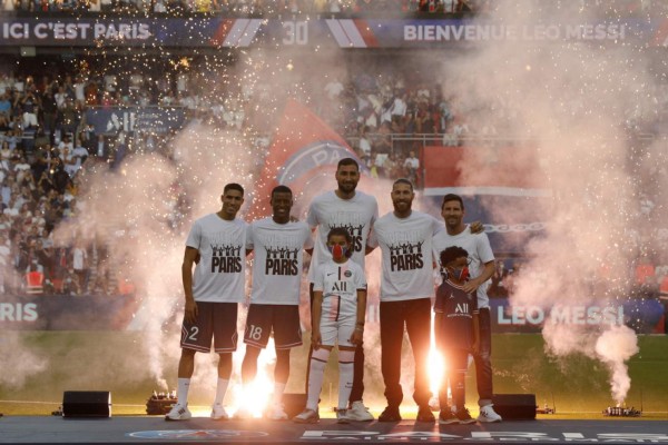 Furor y algarabía en el Parque de los Príncipes tras presentación de Messi y Ramos