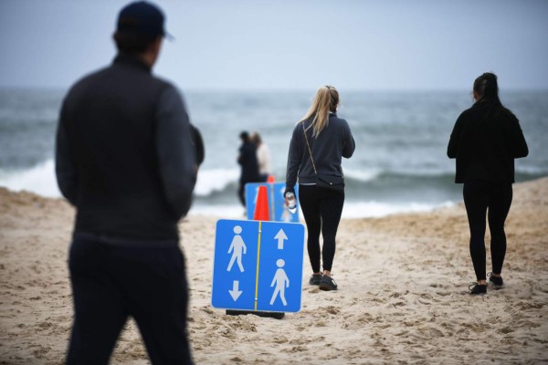 Cansados del encierro miles en el mundo buscan las playas y parques (FOTOS)