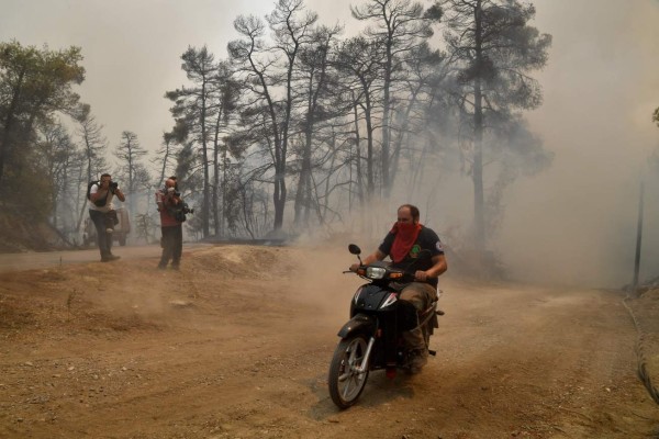 Así avanzan los incendios descomunales que devoran pueblos en Grecia