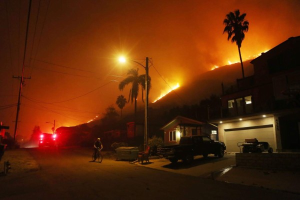 Imágenes del voraz incendio forestal que amenaza a California