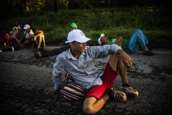 FOTOS: Cae la noche y los migrantes se preparan para dormir en el duro asfalto de México