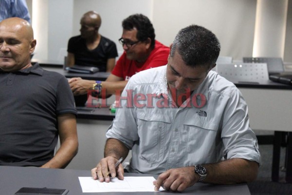 Diego Vazquez, el DT de Motagua, presume orgullosamente sus canas