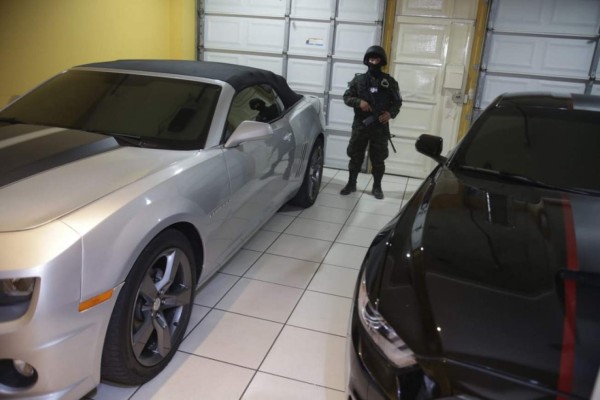 Relojes, carros y fajos de billetes: los extravagantes lujos del 'Cholo Houston'