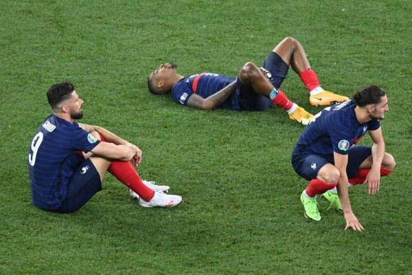 Tristes rostros de la afición y jugadores de Francia tras quedar eliminados de la Eurocopa