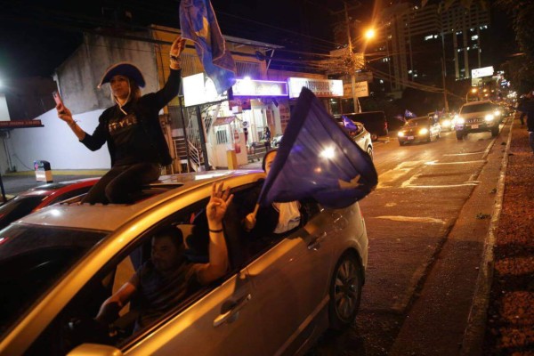 Nacionalistas muestran su apoyo a JOH por tercer día consecutivo