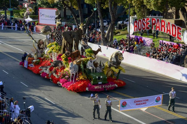 Con carrozas florales y animalistas, sorprende una vez más el Desfile de las Rosas 2022