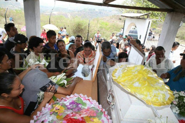 Las tristes escenas que dejó el entierro de las víctimas de masacre en la Villanueva