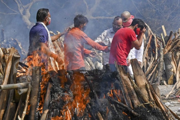 Las desgarradoras imágenes de los crematorios en India colapsados por covid