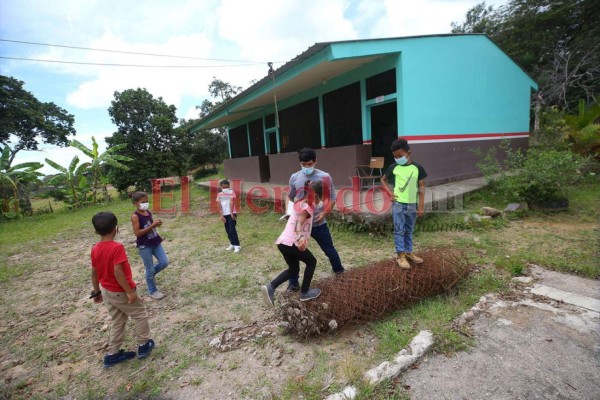 Con un balde con agua limpia y jabón como únicos insumos, escuelas del interior no han frenado clases