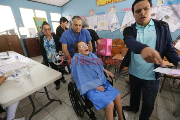 FOTOS: Así votaron las figuras políticas en distintos puntos de Honduras