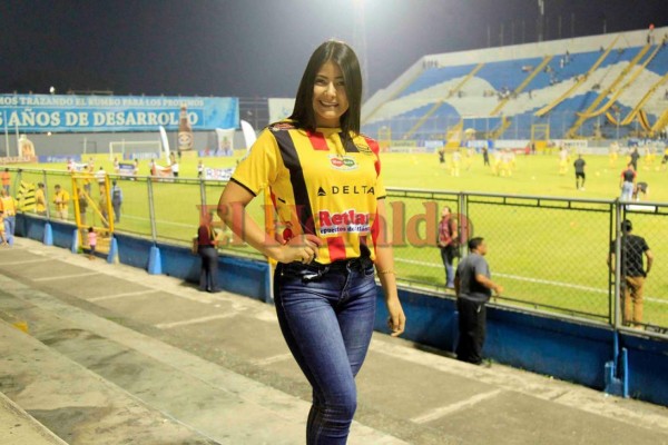 Belleza hondureña adorna estadios durante jornada 17 del Clausura