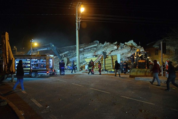 Muerte, destrozos y pánico deja potente sismo en Turquía ; las tristes imágenes