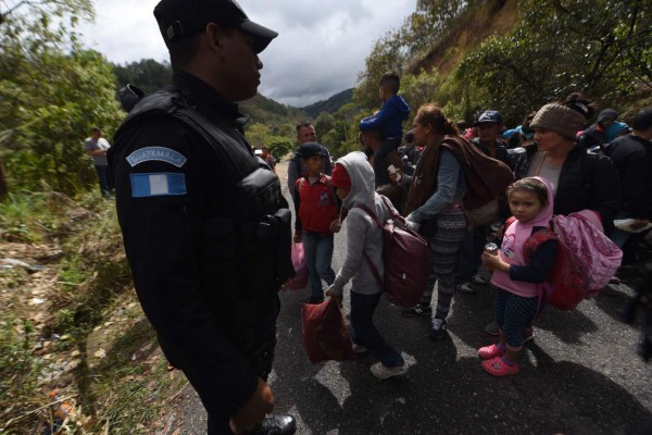 La angustia, el frío y hambre golpean a los migrantes de la caravana en la frontera de Honduras con Guatemala