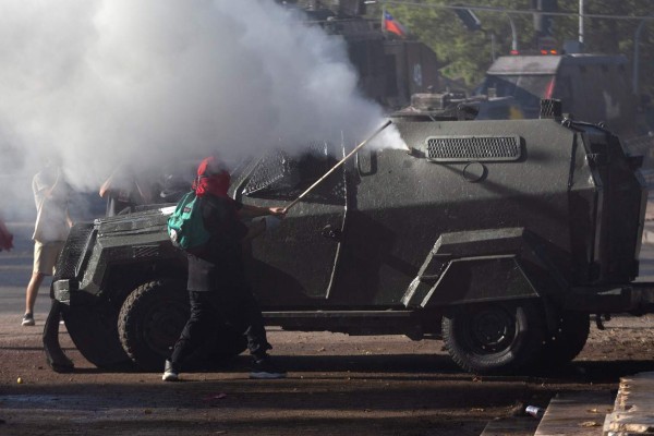 Las imágenes del incendio y violentos choques en nueva marcha en Chile