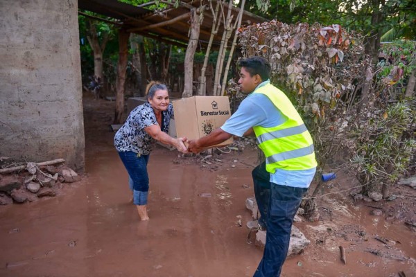 Con alegría y gratitud: hondureños afectados por Eta reciben alimentos de El Salvador (FOTOS)