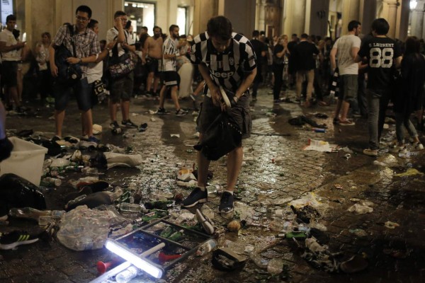 Las fotos que dejó la estampida humana en Turín