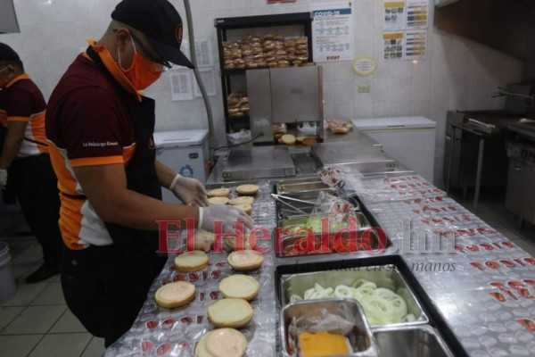 Largas filas en autoservicio y estrictos protocolos: así fue reapertura de restaurantes