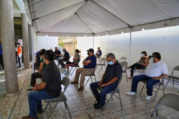 Así recibieron la vacuna anticovid los periodistas, presentadores y camarógrafos en la capital