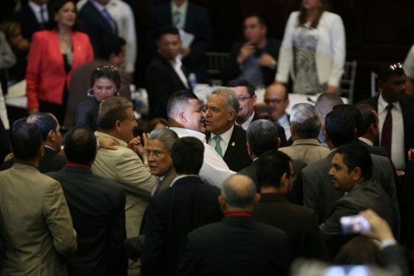 Zafarrancho en el Congreso Nacional durante conteo de votos