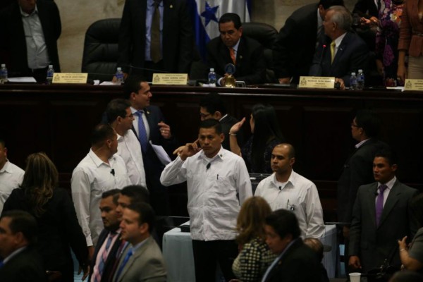 Zafarrancho en el Congreso Nacional durante conteo de votos