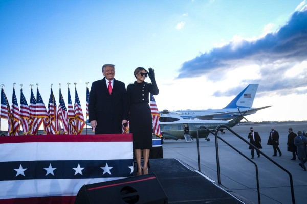 Elegante, sonriente y segura, así lució Melania Trump al abandonar la Casa Blanca (FOTOS)