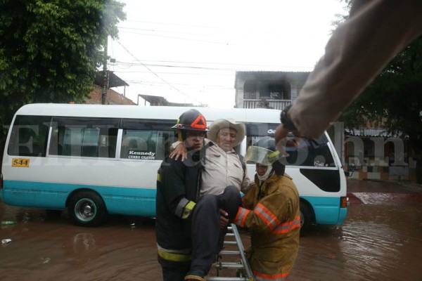 Dramático rescate de pasajeros de bus en la Kennedy tras inundación por lluvias