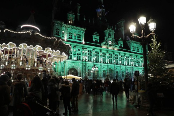 Coloridas luces tratan de darle algo de brillo a una Navidad que será muy distinta