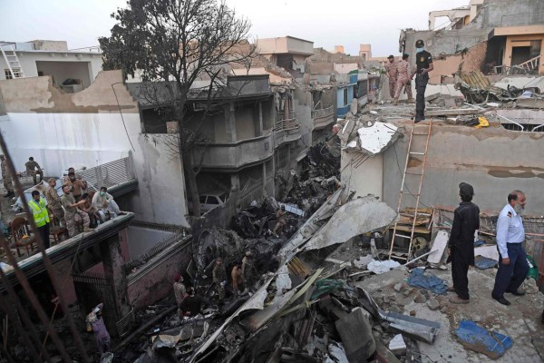 'Había gritos por todas partes': Superviviente cuenta horror del accidente de avión en Pakistán (FOTOS)