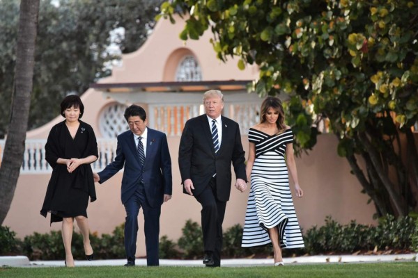 Melania Trump usa llamativo vestido en reunión de Trump y Shinzo Abe