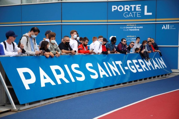 Algarabía y emoción tras llegada de Lionel Messi a París (FOTOS)