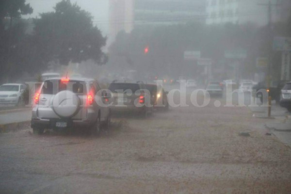 Fotos: Fuertes lluvias azotaron calles y avenidas de la capital de Honduras