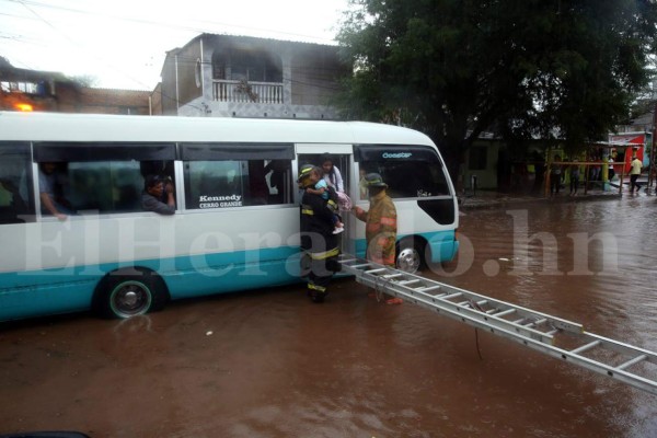 Dramático rescate de pasajeros de bus en la Kennedy tras inundación por lluvias