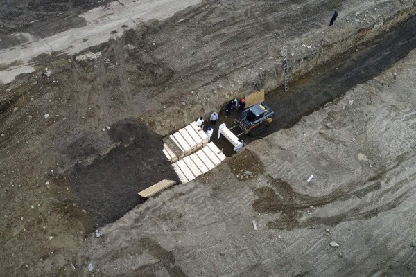 Covid-19: Impactantes fotos aéreas de la 'isla de los muertos' en Nueva York