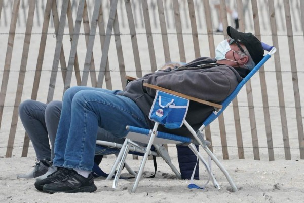 Cansados del encierro miles en el mundo buscan las playas y parques (FOTOS)