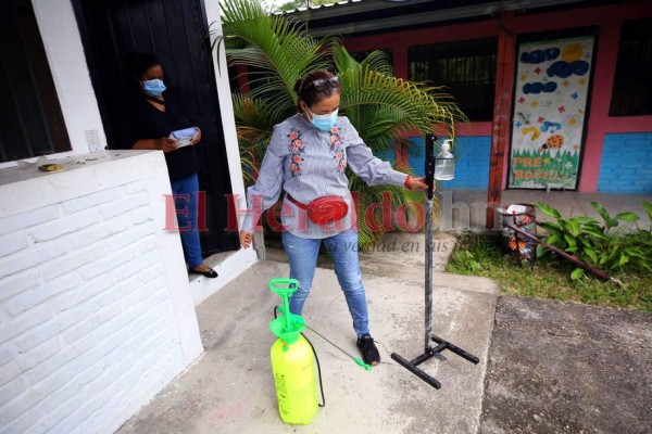 Con un balde con agua limpia y jabón como únicos insumos, escuelas del interior no han frenado clases